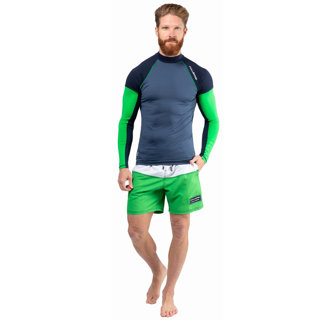 Hombre vistiendo un rashguard ajustado, ideal para deportes acuáticos, con protección adicional contra rasguños y irritaciones de la piel