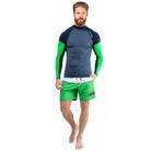 Hombre vistiendo un rashguard ajustado, ideal para deportes acuáticos, con protección adicional contra rasguños y irritaciones de la piel