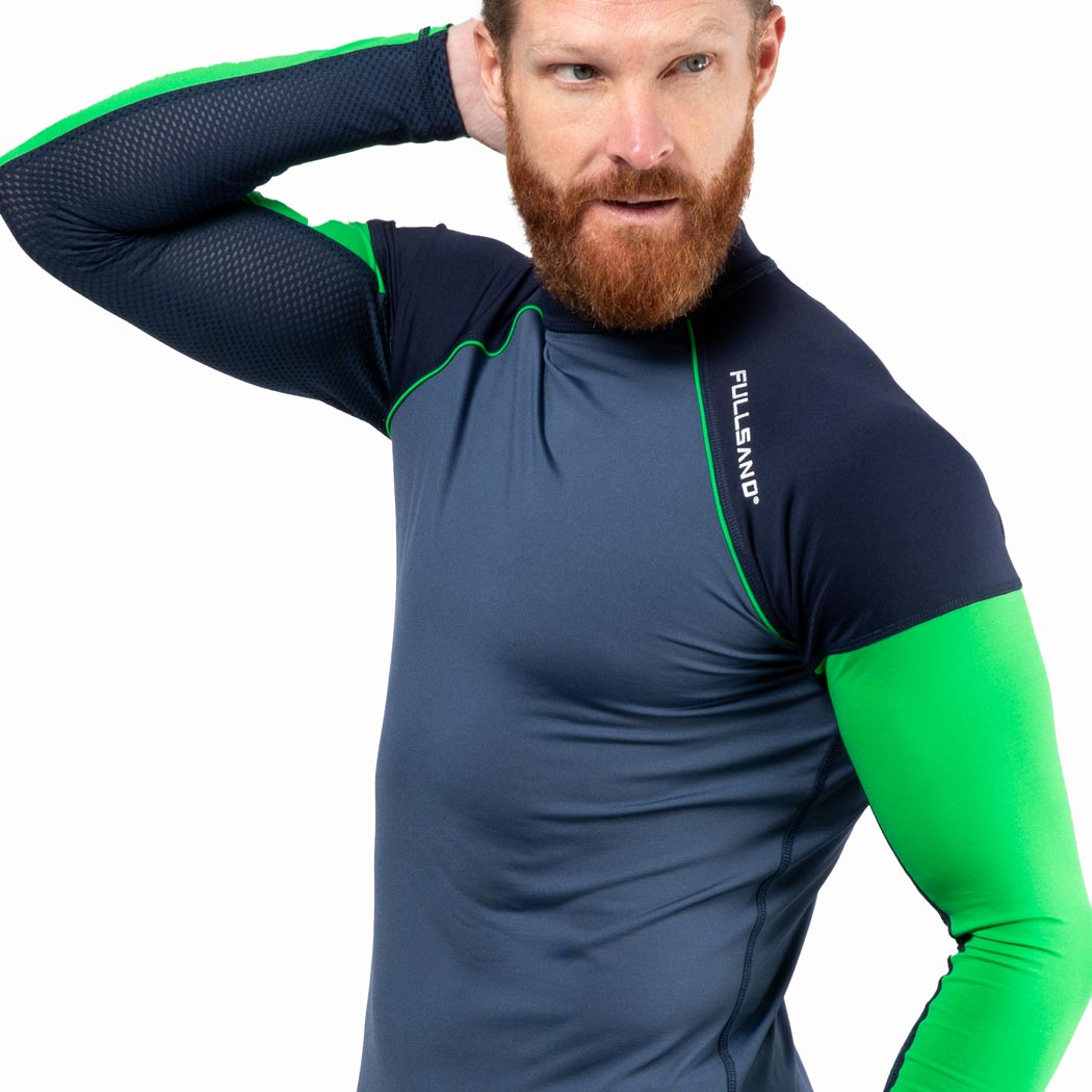 Hombre usando una playera específica para nadar, con diseño aerodinámico y material de secado rápido, ideal para mejorar el rendimiento en la piscina.